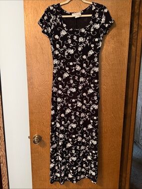 Slinky Black and White Floral Short-Sleeve Ankle Length Dress